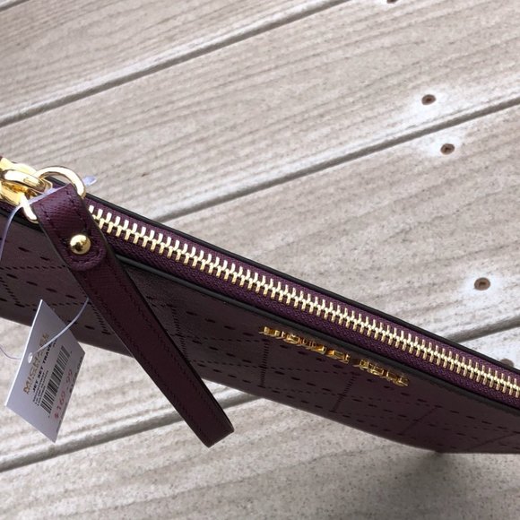 Authentic NWT Michael Kors perforated wristlet - Picture 3 of 6